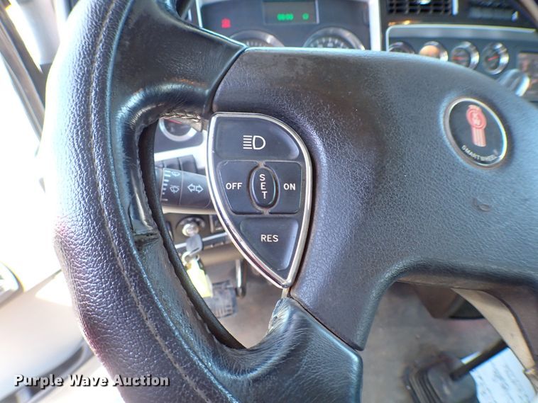 image for item MF9367 2014 Kenworth T800  semi truck