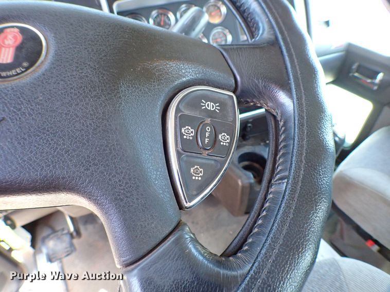 image for item MF9367 2014 Kenworth T800  semi truck