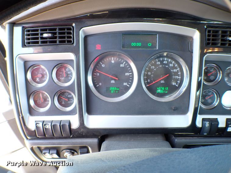 image for item MF9367 2014 Kenworth T800  semi truck