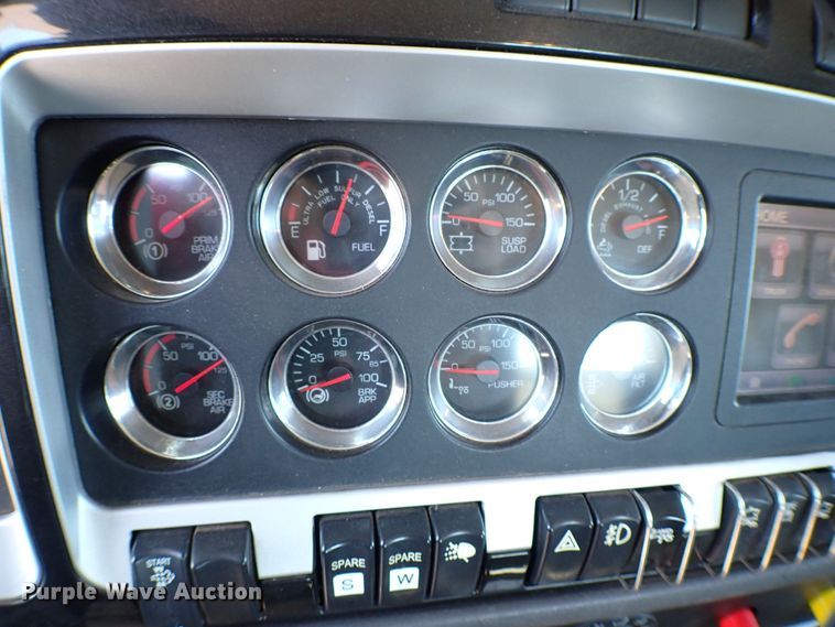 image for item MF9367 2014 Kenworth T800  semi truck