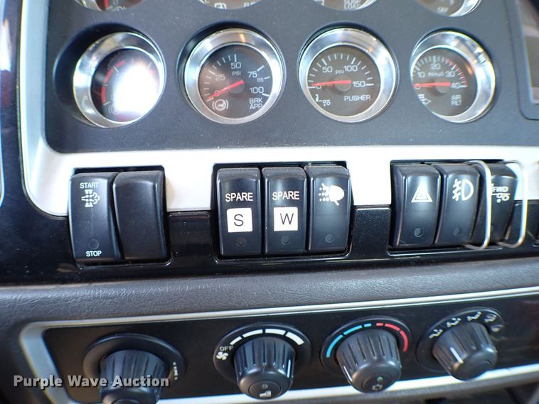 image for item MF9367 2014 Kenworth T800  semi truck