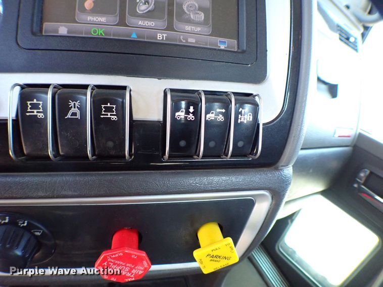 image for item MF9367 2014 Kenworth T800  semi truck