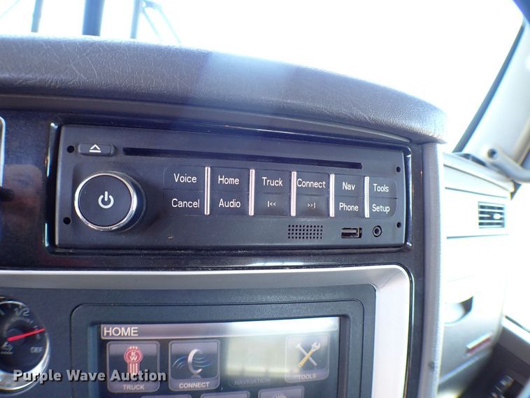 image for item MF9367 2014 Kenworth T800  semi truck