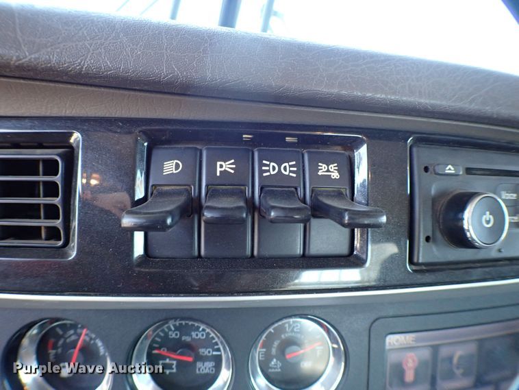 image for item MF9367 2014 Kenworth T800  semi truck