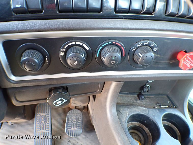 image for item MF9367 2014 Kenworth T800  semi truck