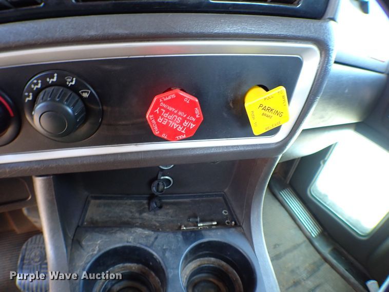 image for item MF9367 2014 Kenworth T800  semi truck