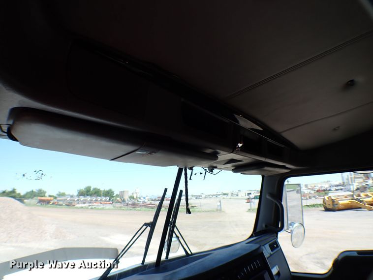 image for item MF9367 2014 Kenworth T800  semi truck