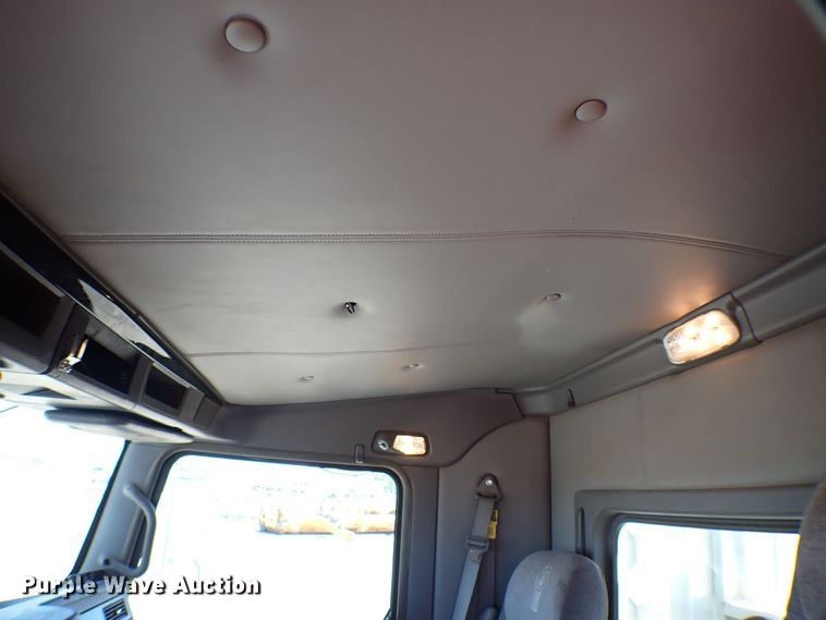 image for item MF9367 2014 Kenworth T800  semi truck