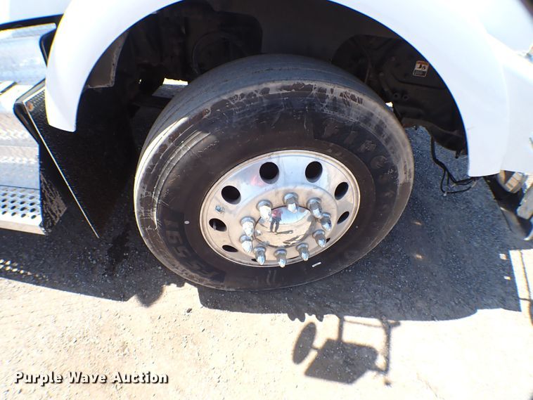 image for item MF9367 2014 Kenworth T800  semi truck