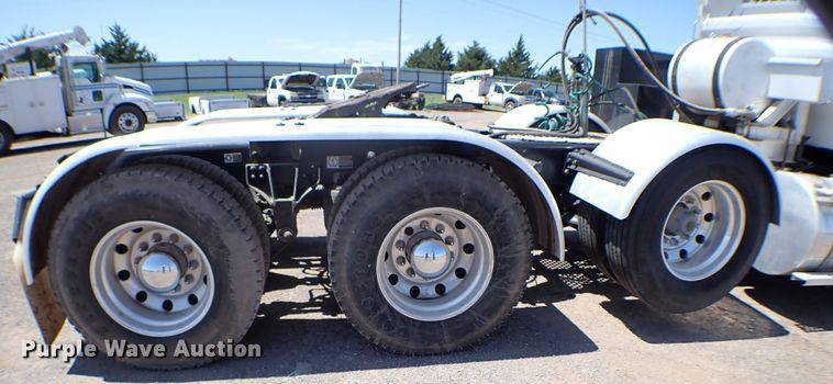 image for item MF9367 2014 Kenworth T800  semi truck