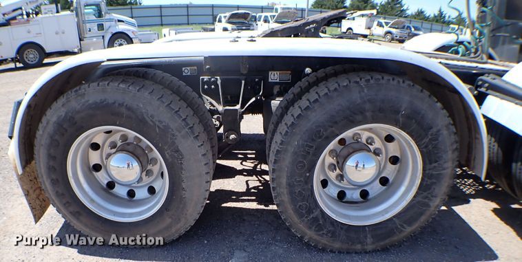 image for item MF9367 2014 Kenworth T800  semi truck