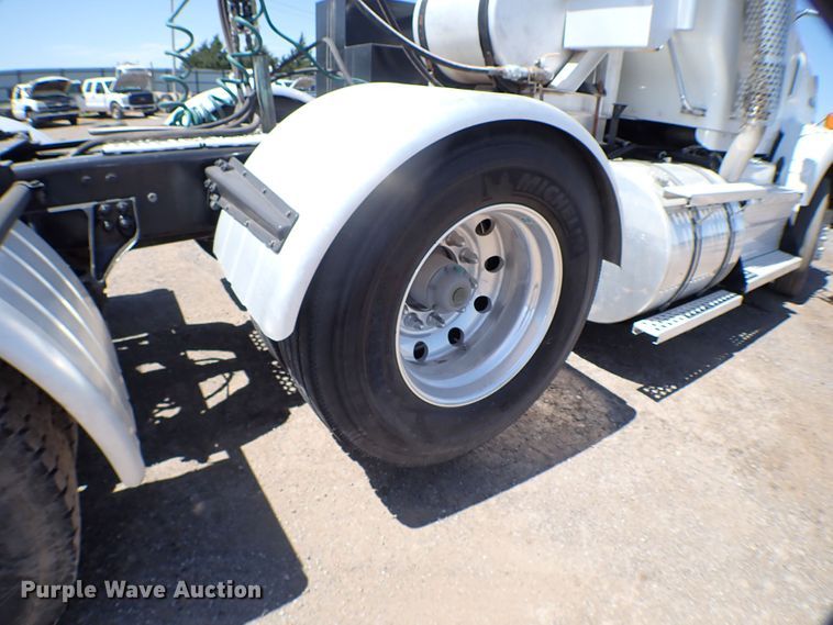 image for item MF9367 2014 Kenworth T800  semi truck