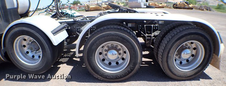 image for item MF9367 2014 Kenworth T800  semi truck