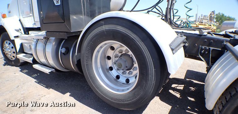 image for item MF9367 2014 Kenworth T800  semi truck