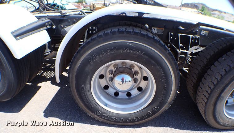 image for item MF9367 2014 Kenworth T800  semi truck