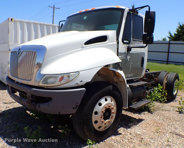 image for item MF9374 2004 International 4300  truck cab and chassis