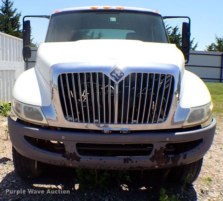 image for item MF9374 2004 International 4300  truck cab and chassis