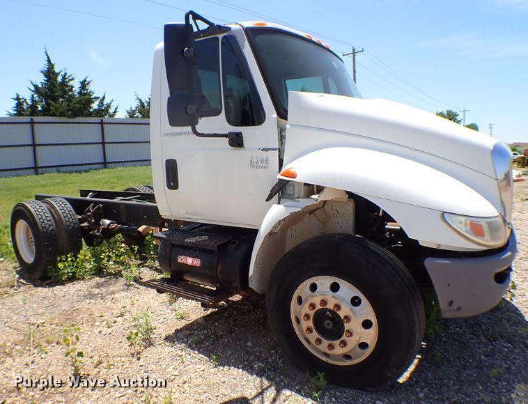 image for item MF9374 2004 International 4300  truck cab and chassis