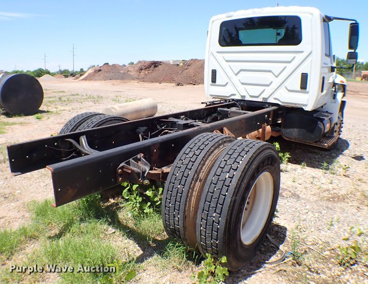 image for item MF9374 2004 International 4300  truck cab and chassis