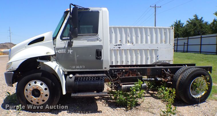 image for item MF9374 2004 International 4300  truck cab and chassis