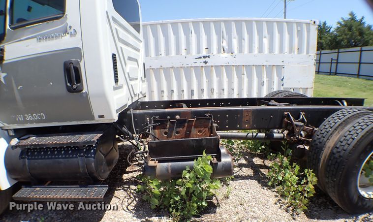 image for item MF9374 2004 International 4300  truck cab and chassis