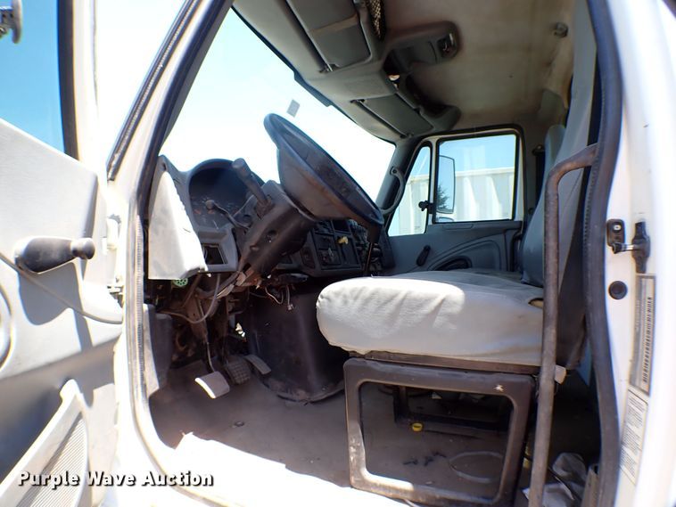 image for item MF9374 2004 International 4300  truck cab and chassis