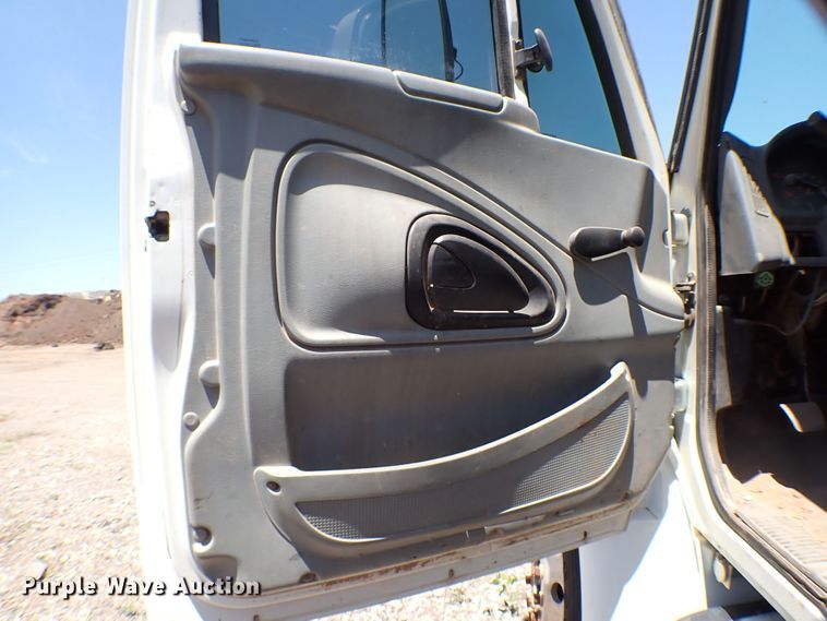 image for item MF9374 2004 International 4300  truck cab and chassis