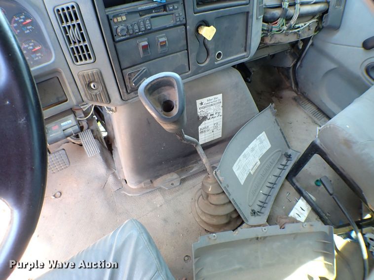 image for item MF9374 2004 International 4300  truck cab and chassis