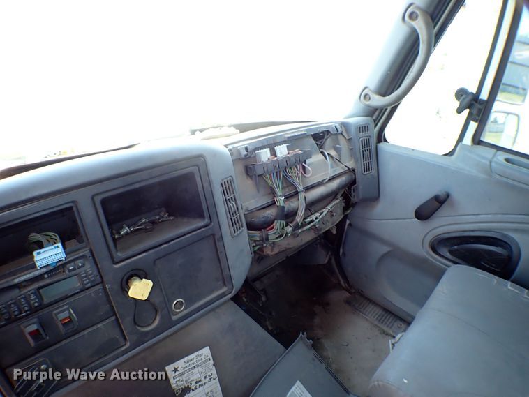 image for item MF9374 2004 International 4300  truck cab and chassis