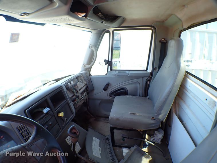 image for item MF9374 2004 International 4300  truck cab and chassis