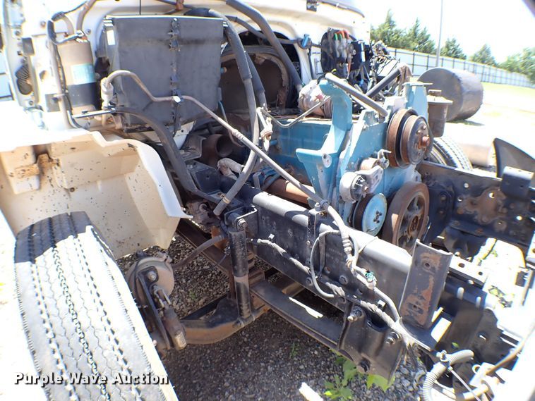 image for item MF9374 2004 International 4300  truck cab and chassis