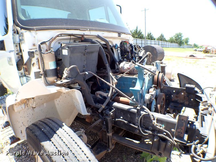 image for item MF9374 2004 International 4300  truck cab and chassis