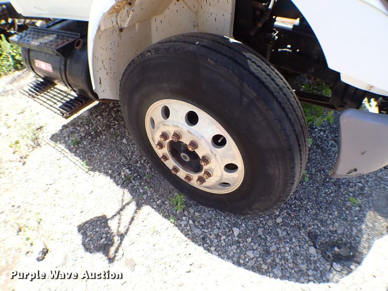 image for item MF9374 2004 International 4300  truck cab and chassis