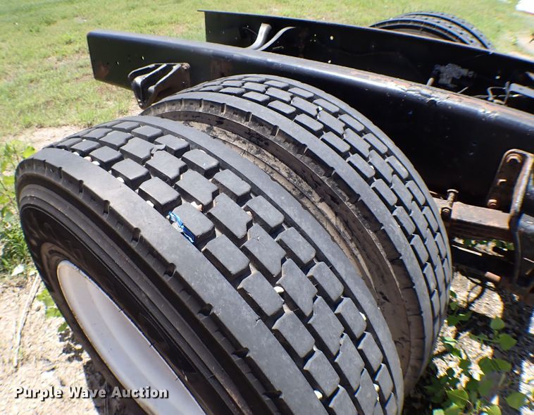 image for item MF9374 2004 International 4300  truck cab and chassis