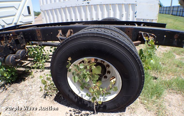 image for item MF9374 2004 International 4300  truck cab and chassis