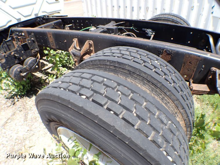 image for item MF9374 2004 International 4300  truck cab and chassis