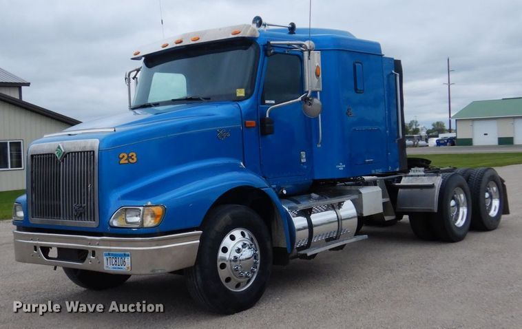 image for item MF9608 2001 International 9200i  semi truck