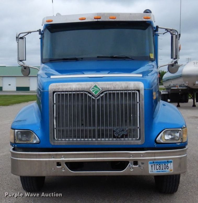 image for item MF9608 2001 International 9200i  semi truck