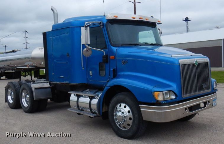 image for item MF9608 2001 International 9200i  semi truck