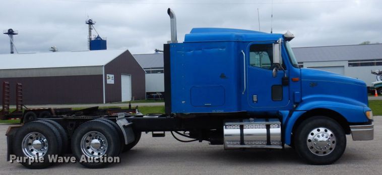 image for item MF9608 2001 International 9200i  semi truck