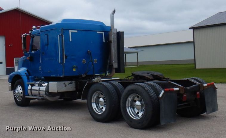 image for item MF9608 2001 International 9200i  semi truck