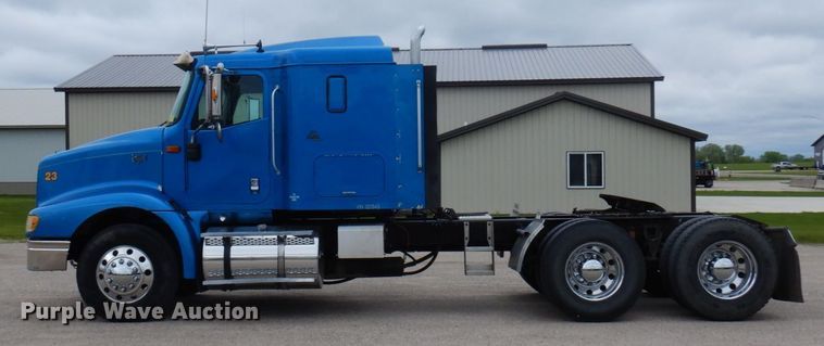 image for item MF9608 2001 International 9200i  semi truck