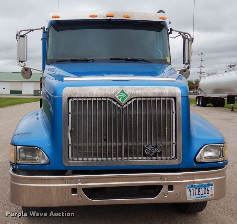 image for item MF9608 2001 International 9200i  semi truck