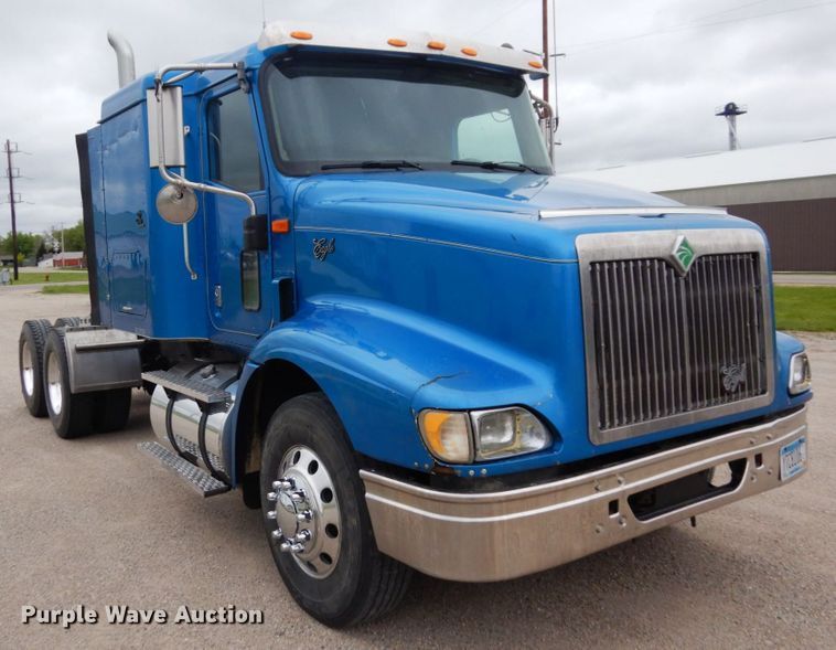 image for item MF9608 2001 International 9200i  semi truck