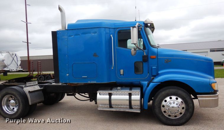 image for item MF9608 2001 International 9200i  semi truck