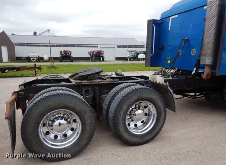 image for item MF9608 2001 International 9200i  semi truck