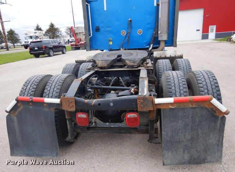 image for item MF9608 2001 International 9200i  semi truck