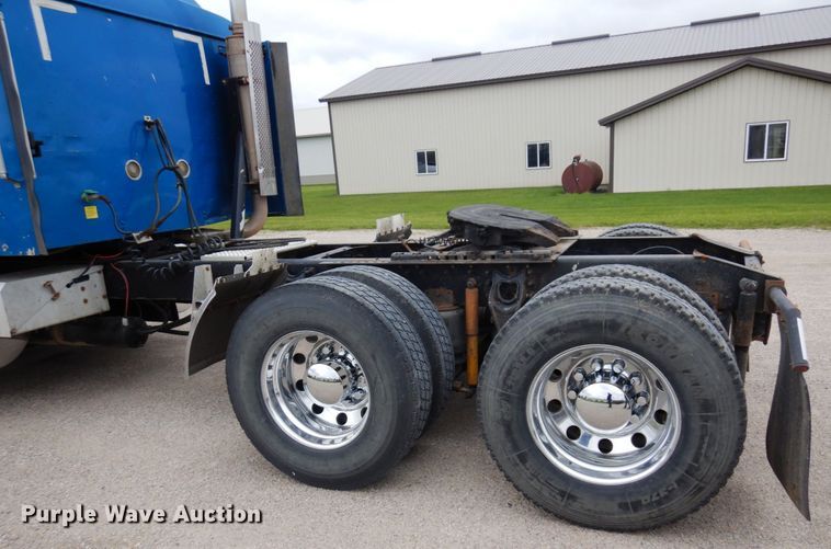 image for item MF9608 2001 International 9200i  semi truck