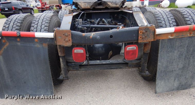 image for item MF9608 2001 International 9200i  semi truck