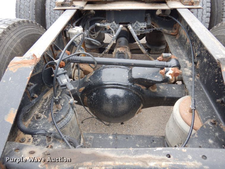 image for item MF9608 2001 International 9200i  semi truck